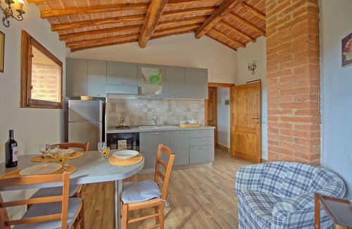 Monteroni d'Arbia Apartment | Cosy apartment for 2 guests with WIFI, pool and panoramic view, close to Siena
