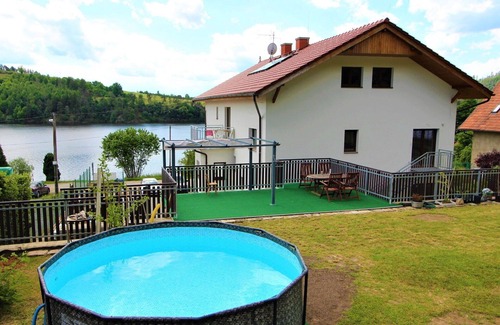 Zupanovice Apartment | Cosy apartment for 5 guests with WIFI, pool, TV, patio and pets allowed