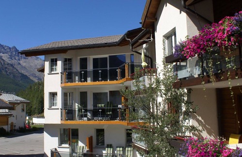 Saas Almagell Apartment | Cosy apartment for 6 guests with hot tub, WIFI, TV and balcony