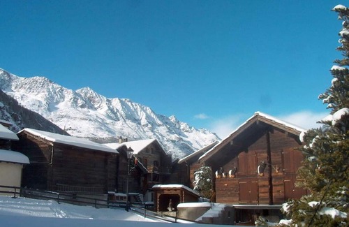 Saas Almagell Apartment | Cosy apartment for 6 guests with hot tub, WIFI, TV and balcony