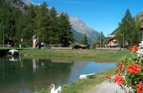 Saas Almagell Apartment | Cosy apartment for 6 guests with hot tub, WIFI, TV and balcony