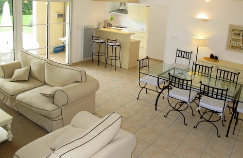 Pont-de-Larn House | Cosy apartment in villa for 8 people with private pool, TV, terrace and pets allowed