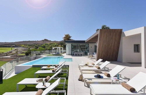 Salobre Villa | Cosy apartment in villa for 12 people with A/C, WIFI, private pool, TV, terrace and pets allowed