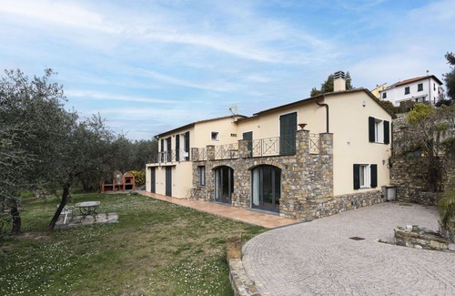 Costa dʼOneglia Villa | Cosy apartment in villa for 4 people with A/C, WIFI, patio and pets allowed