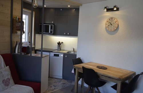 Les Claux Apartment | Cosy apartment, private basement and outdoor parking, 100m from the slopes