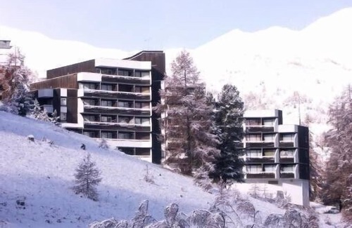 Les Claux Apartment | Cosy apartment, private basement and outdoor parking, 100m from the slopes