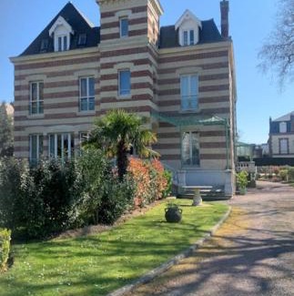 Cabourg Apartment | Cosy appartement dans une villa avec piscine, proche du centre et de la mer