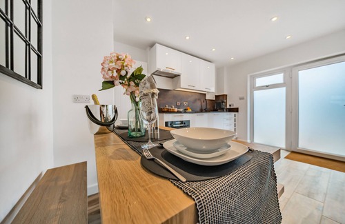 Bisley House | Cosy Barn with Private Sauna, King size & EV Charger