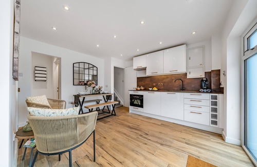 Bisley House | Cosy Barn with Private Sauna, King size & EV Charger