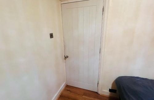 Marlborough House | Cosy Double Room in Harrow & Wealdstone - Desk,Fast Free Wi-Fi,Near Station - 15 mins by train to Wembley Central & Euston
