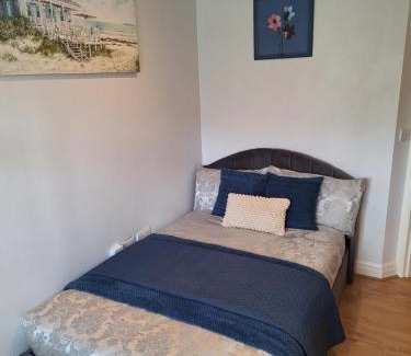 Woking House | Cosy Gated Room with Free Secure Parking Private Bathroom