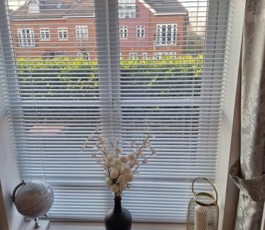 Woking House | Cosy Gated Room with Free Secure Parking Private Bathroom