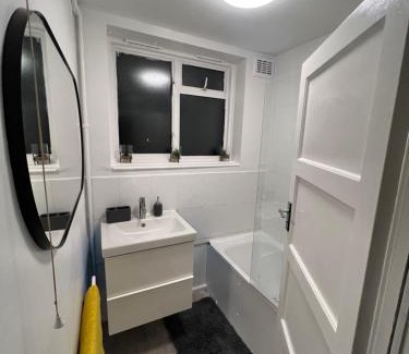 Kidbrooke with Hornfair House | Cosy Hideaway Sleeps 4 w Free Parking