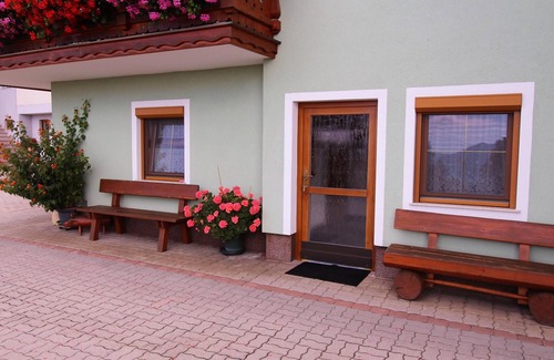 Liebenfels Apartment | Cosy holiday apartment with large garden and pool