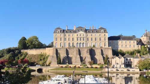 Sable-sur-Sarthe Apartment | Cosy idéal, appart vue sur le port et le château, plein centre, stationnement facile
