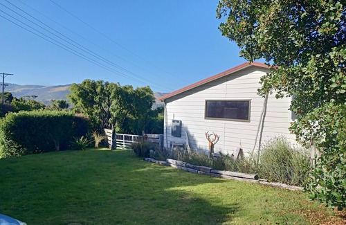 Papatowai House | Cosy kiwi holiday home with beautiful view and a short stroll to the beach!