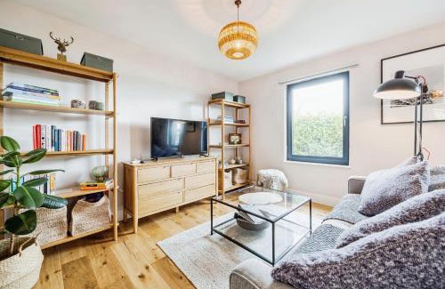 Cove House | Cosy Lochside Cottage with Mountain and Sea Views