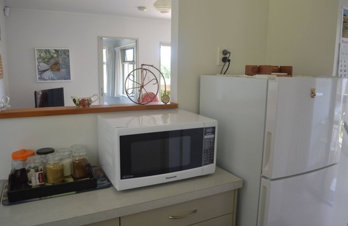 Rawene Cottage | Cosy modern cottage in historic harbour town