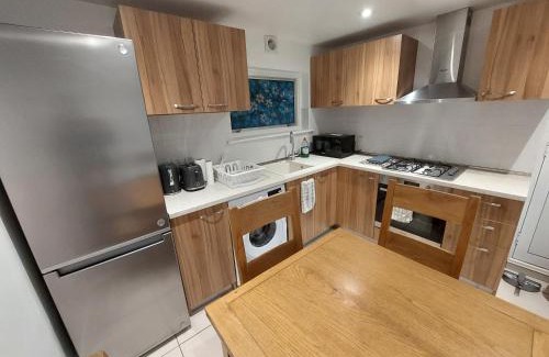 Kensal Green Apartment | Cosy North Kensington Family apartment for 4 persons - Children stay free Netflix in all bedrooms Close to underground and overground stations