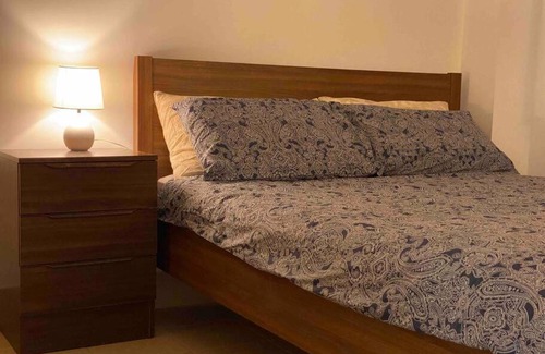 Rockingham House | Cosy, private guest house with pool and private parking