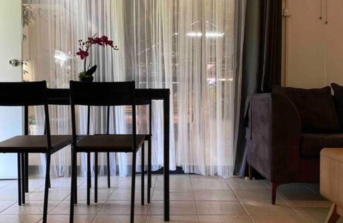 Rockingham House | Cosy, private guest house with pool and private parking