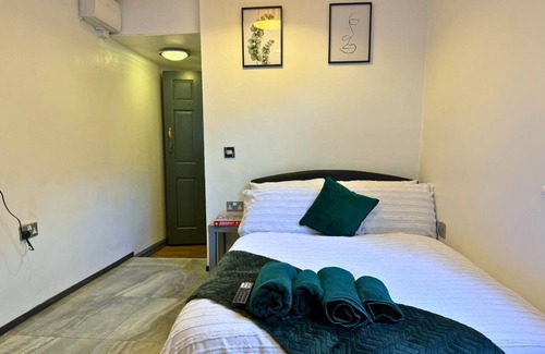 Liverpool Apartment | Cosy Retreat For Couples With Free Parking
