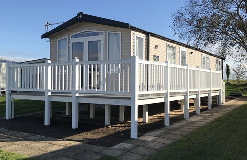 Isle of Grain Cabin | Cosy retreat situated near the Estuary