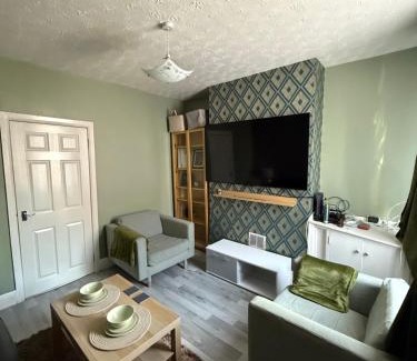 Winshill House | Cosy Room Near Train & Hospital