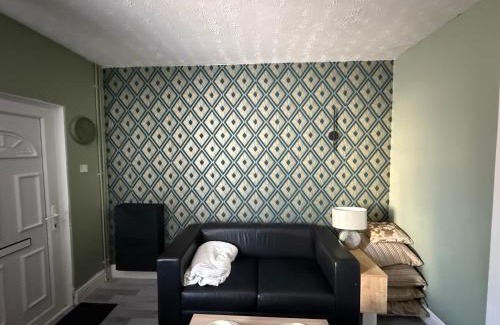 Winshill House | Cosy Room Near Train & Hospital