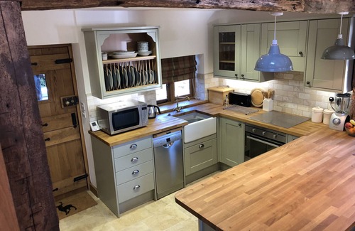 Crawley Down House | Cosy, Rustic 17th Century Countryside Barn.