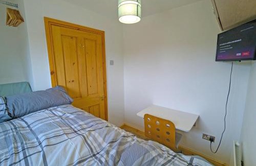 Bromley Cross House | Cosy Single Room, Smart TV, 5 Minute Walk from Train Station