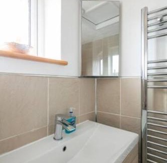 Bromley Cross House | Cosy Single Room, Smart TV, 5 Minute Walk from Train Station