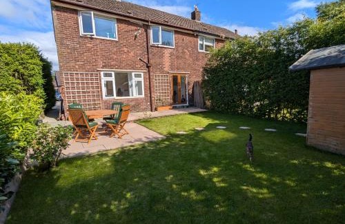 Bromley Cross House | Cosy Single Room, Smart TV, 5 Minute Walk from Train Station