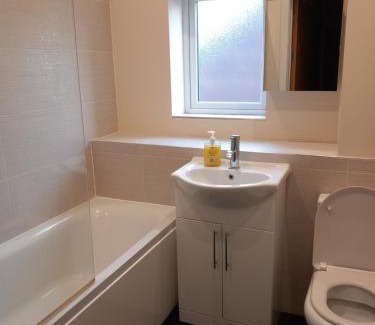 Beeston Apartment | Cosy Spacious 2 bedroom Apartment Free Parking