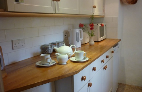 Winfrith Newburgh Cottage | Cosy thatched cottage minutes from the sea, nestled in gentle rural countryside