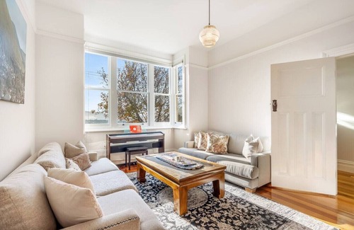 West Hobart Apartment | Cosy Upgraded Character Home in Leafy West Hobart