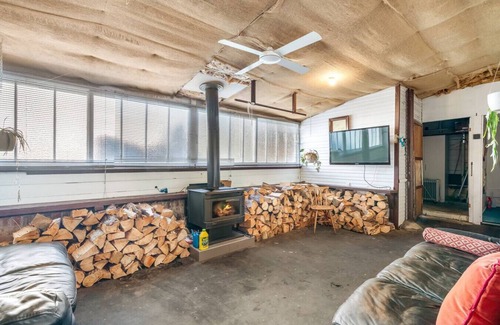 West Hobart Apartment | Cosy Upgraded Character Home in Leafy West Hobart