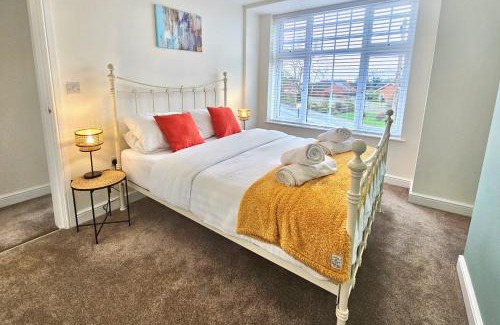 Longford House | Cosy yet spacious, 3BR, Parking, Village Location