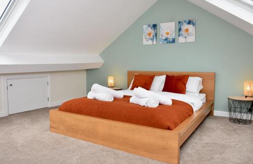 Longford House | Cosy yet spacious, 3BR, Parking, Village Location