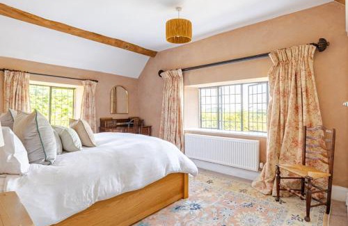 Brimpsfield House | Cotswold Farmhouse with Swimming Pool
