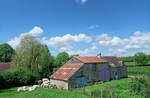 La Celle-sur-Nievre House | Cottage 2 to 9 people La Chaumière de Mauvrain, out of time, forest 100m