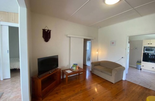 Windang Cottage | Cottage. 5 mins from beach and lake.