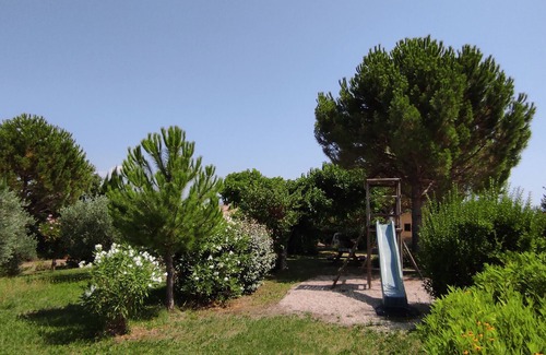 Entrechaux House | Cottage 'Gîte Genévrier' with Mountain View, Shared Pool and Wi-Fi