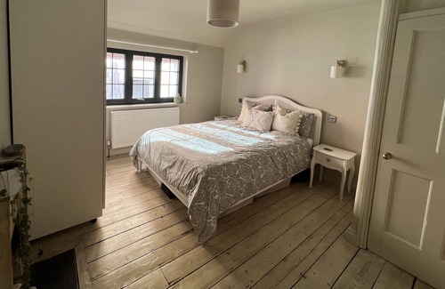 Bristol House | Cottage Hideaway in Central Bristol With Garden