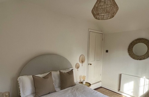 Bristol House | Cottage Hideaway in Central Bristol With Garden
