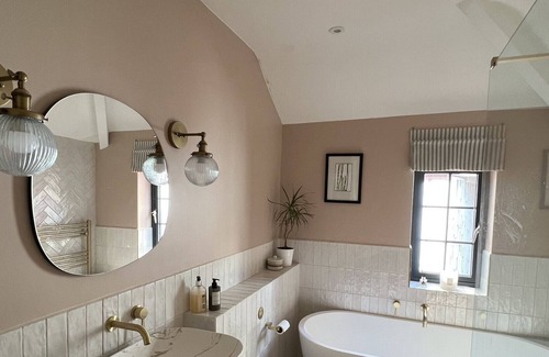 Bristol House | Cottage Hideaway in Central Bristol With Garden