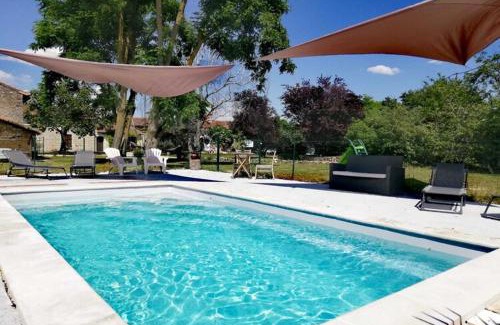 Saint-Jean-de-Sauves House | Cottage in Saint-Jean with Terrace