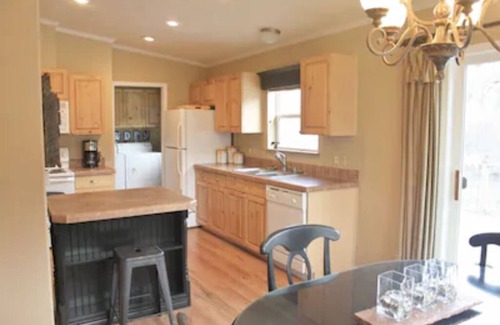 South Fork Cottage | COTTAGE ON THE CREEK VACATION RENTAL. Sleeps 4. Beautiful views. Riverside deck. Fishing.