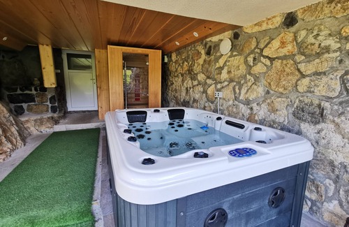 Ivancna Gorica Cottage | Cottage on the rocks with hot tub and sauna