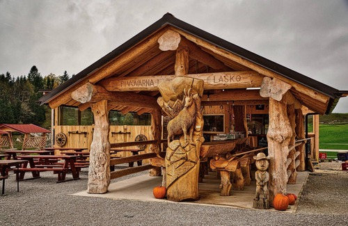 Ivancna Gorica Cottage | Cottage on the rocks with hot tub and sauna